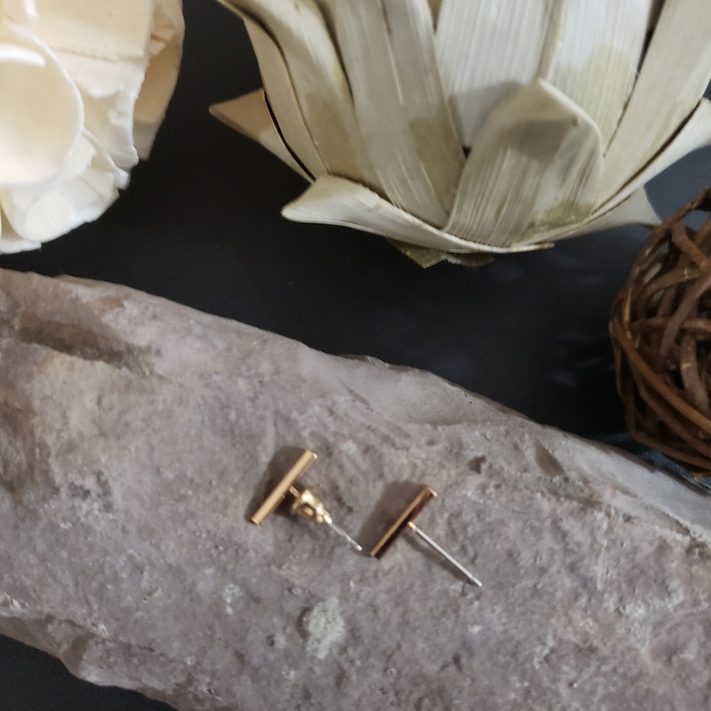 SALE⚡️NEW FANTASTIC GOLD TBAR STUDS